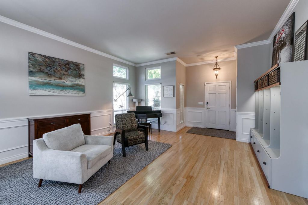 Image 3 of property listing at 1124 Oak Avenue, Clovis, CA 93611