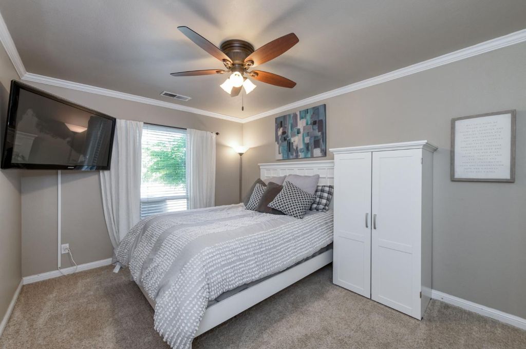 Image 32 of property listing at 1124 Oak Avenue, Clovis, CA 93611