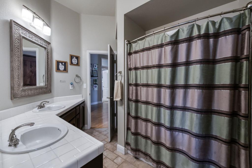 Image 34 of property listing at 1124 Oak Avenue, Clovis, CA 93611