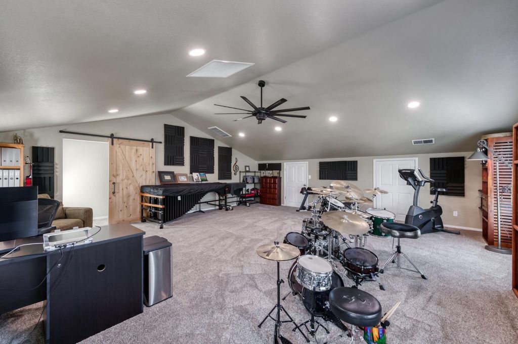 Image 37 of property listing at 1124 Oak Avenue, Clovis, CA 93611