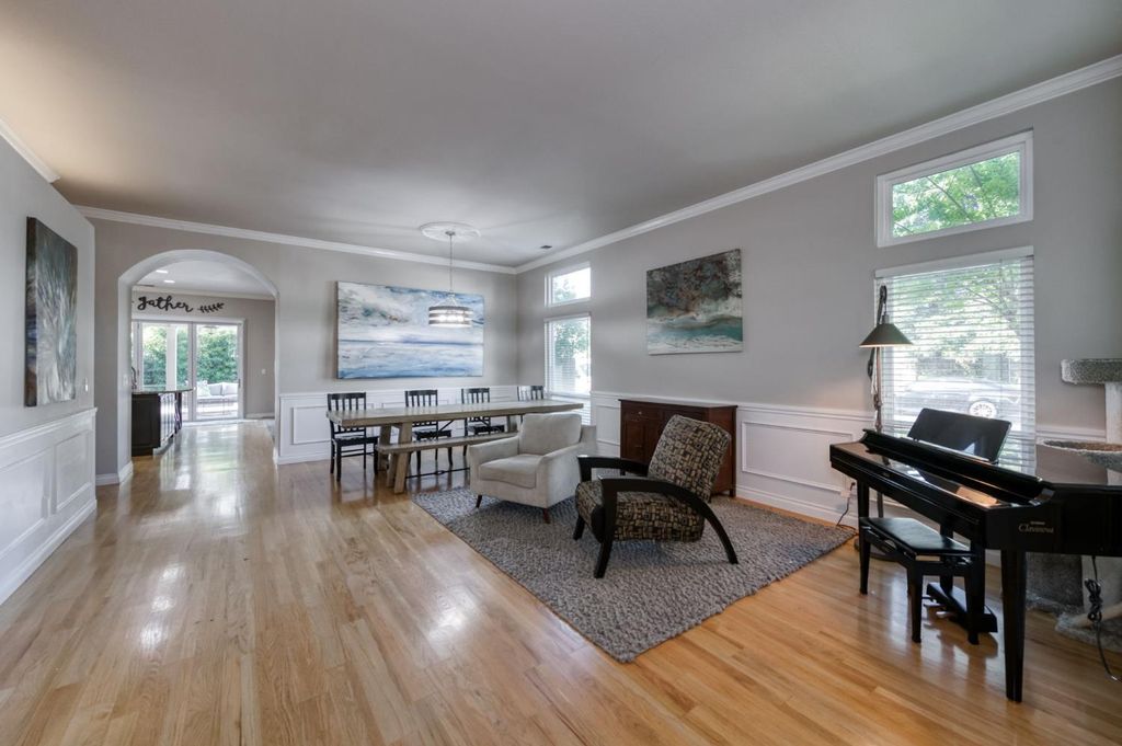 Image 4 of property listing at 1124 Oak Avenue, Clovis, CA 93611