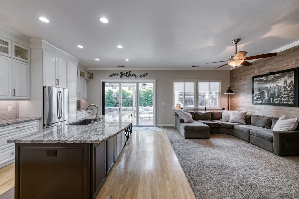 Image 6 of property listing at 1124 Oak Avenue, Clovis, CA 93611