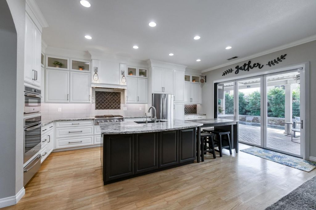 Image 9 of property listing at 1124 Oak Avenue, Clovis, CA 93611