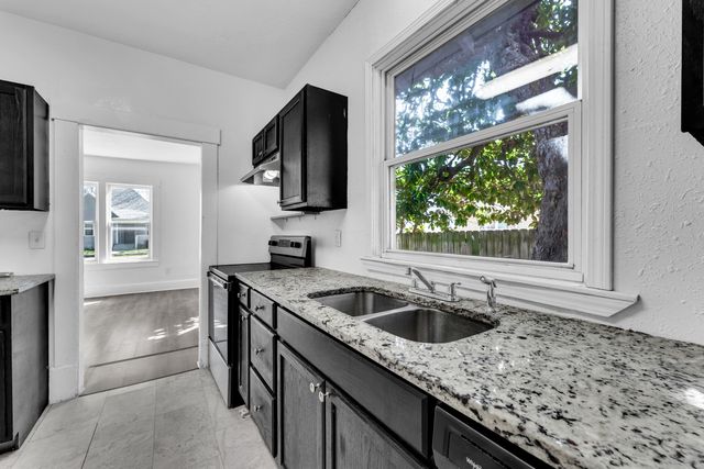 1511 N Lyon Avenue, Springfield, MO 65803