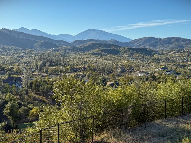 16275 Valparaiso Way, Redding, CA 96001