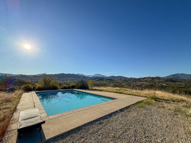 16275 Valparaiso Way, Redding, CA 96001