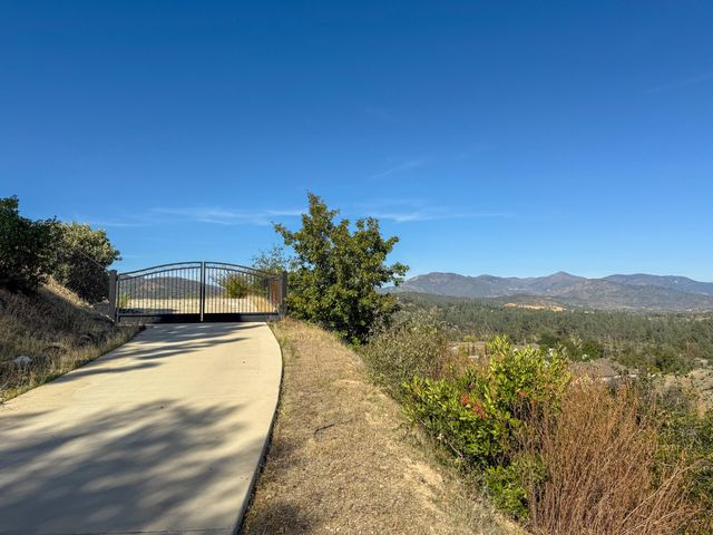 16275 Valparaiso Way, Redding, CA 96001