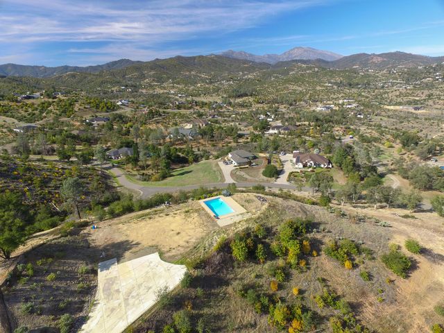 16275 Valparaiso Way, Redding, CA 96001