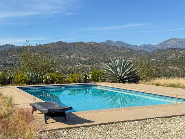 16275 Valparaiso Way, Redding, CA 96001