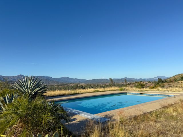 16275 Valparaiso Way, Redding, CA 96001