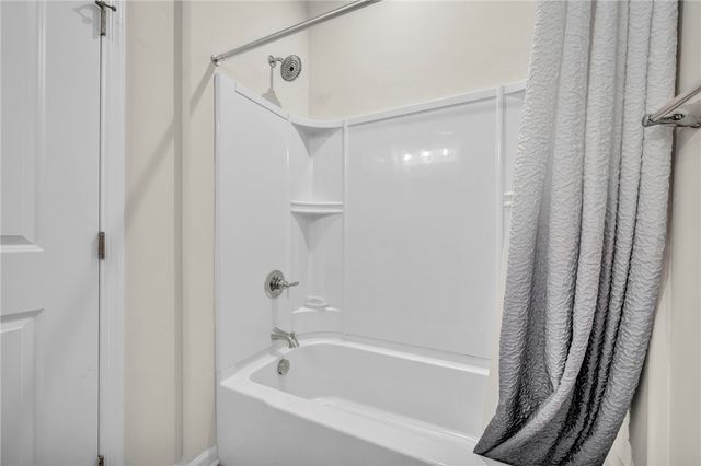 213 Cranesbill Dr, Adams Twp, PA 16046