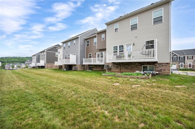 213 Cranesbill Dr, Adams Twp, PA 16046