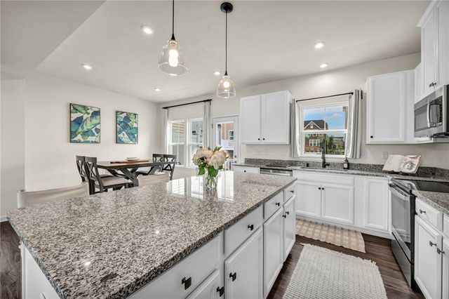 213 Cranesbill Dr, Adams Twp, PA 16046