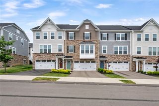 213 Cranesbill Dr, Adams Twp, PA 16046