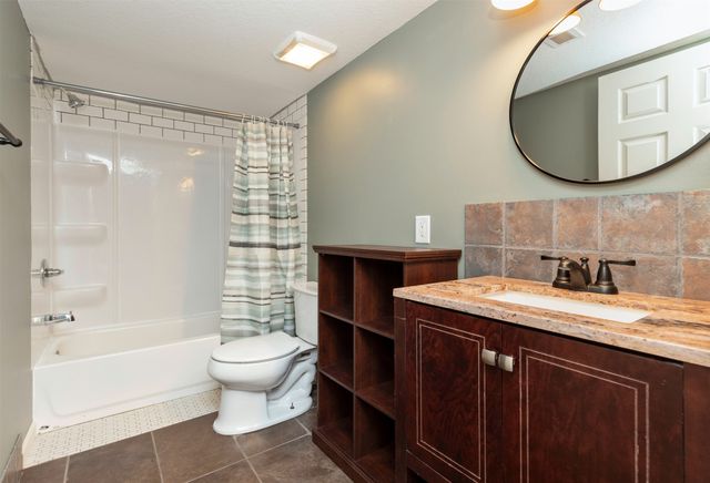 2411 NW Ashland Parkway, Ankeny, IA 50023