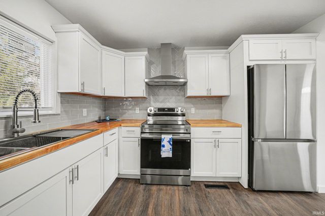 55849 Mayflower Road, South Bend, IN 46619