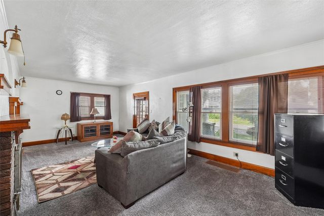 1607 E Walnut Street, Des Moines, IA 50316