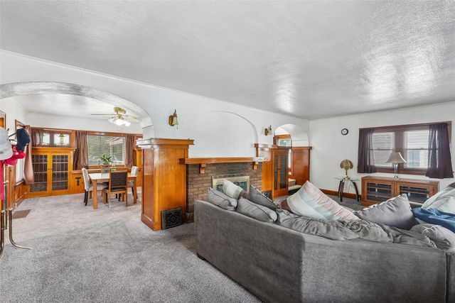 1607 E Walnut Street, Des Moines, IA 50316