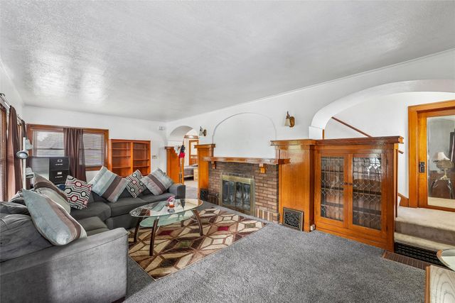 1607 E Walnut Street, Des Moines, IA 50316