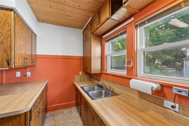 1607 E Walnut Street, Des Moines, IA 50316