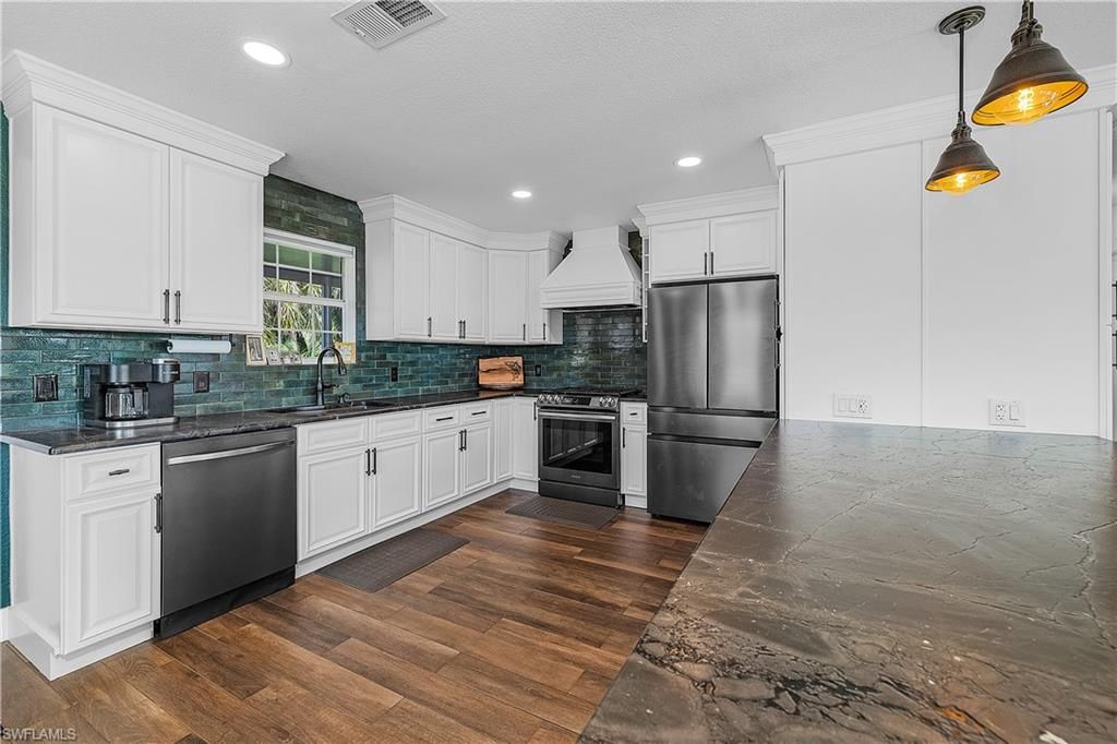 2551 Tamarind ST, ST. JAMES CITY, FL 33956 — photo 4