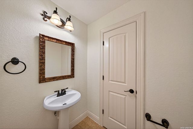 1001 Fm 471, Castroville, TX 78009