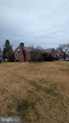 2075 WINDING RD., York, PA 17408