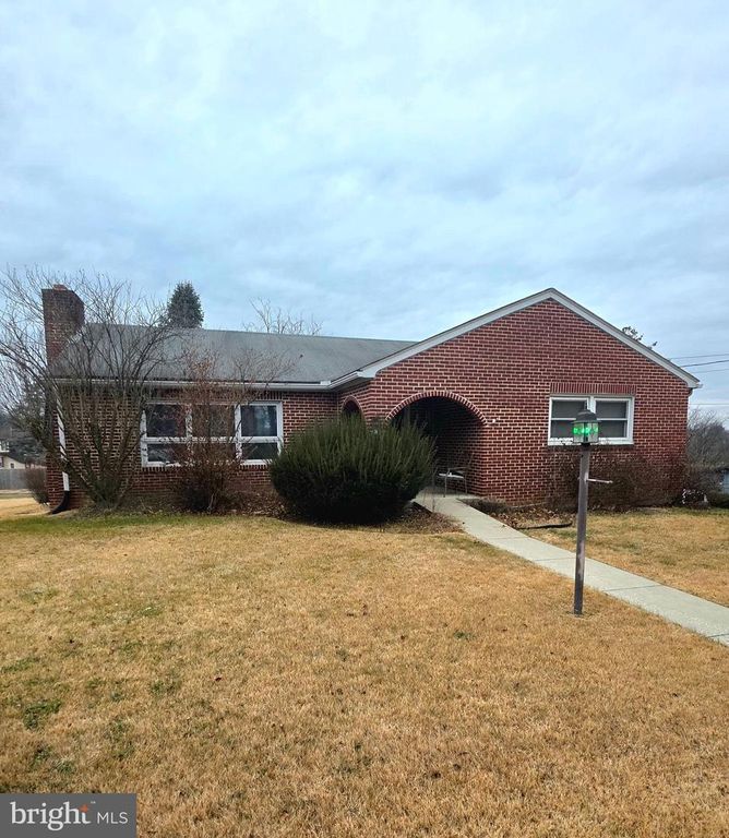 2075 WINDING RD., York, PA 17408