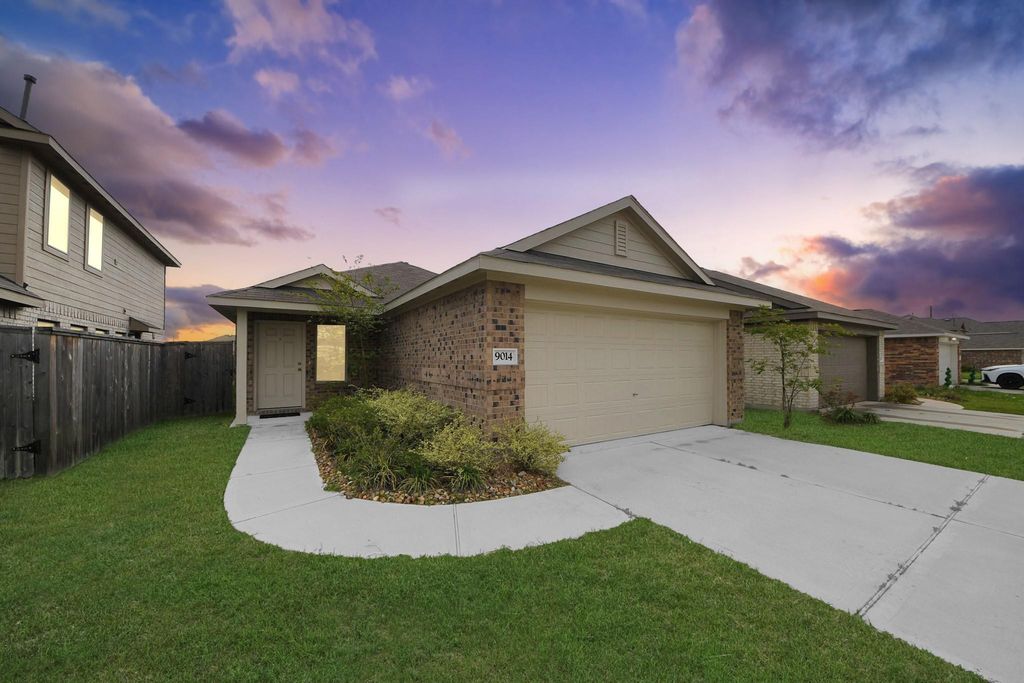 9014 Estes Lakes Drive, Baytown, TX 77521