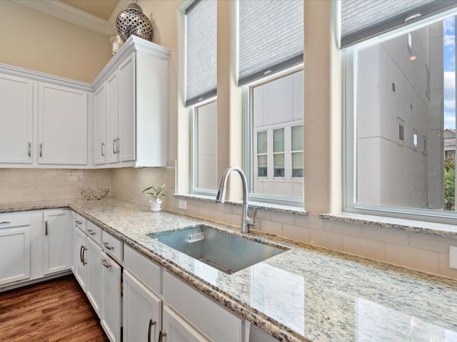 249 E 27th Street, Houston, TX 77008