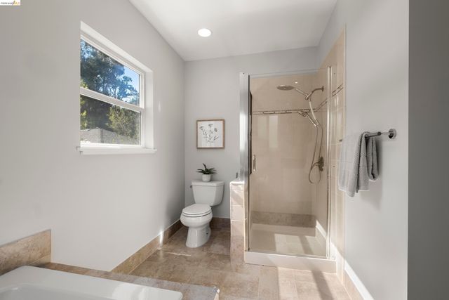 3920 Edgemoor Pl, Oakland, CA 94605