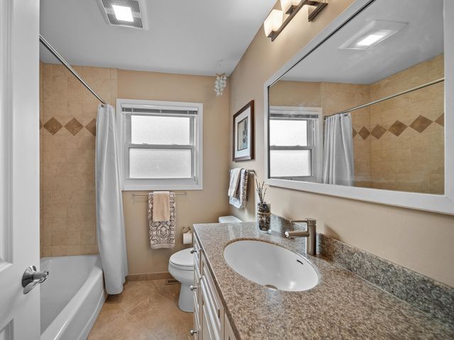 925 N Pecos Avenue, Mount Prospect, IL 60056