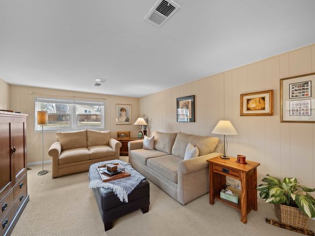 925 N Pecos Avenue, Mount Prospect, IL 60056