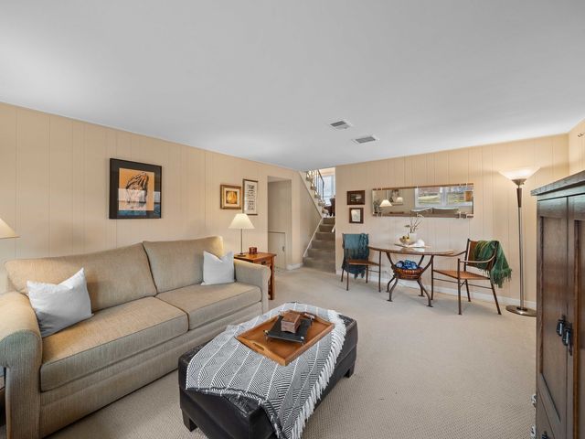 925 N Pecos Avenue, Mount Prospect, IL 60056