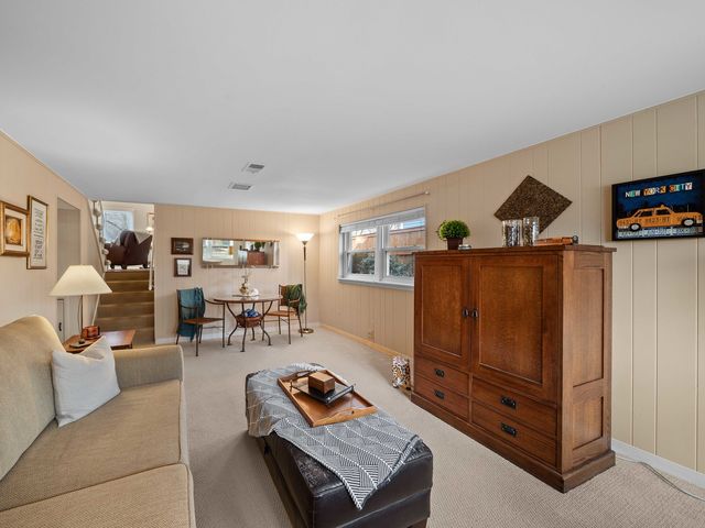 925 N Pecos Avenue, Mount Prospect, IL 60056