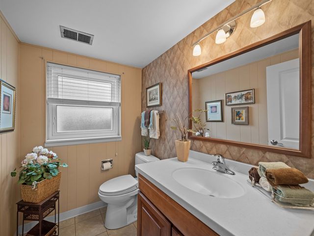 925 N Pecos Avenue, Mount Prospect, IL 60056