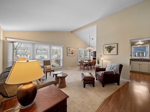 925 N Pecos Avenue, Mount Prospect, IL 60056