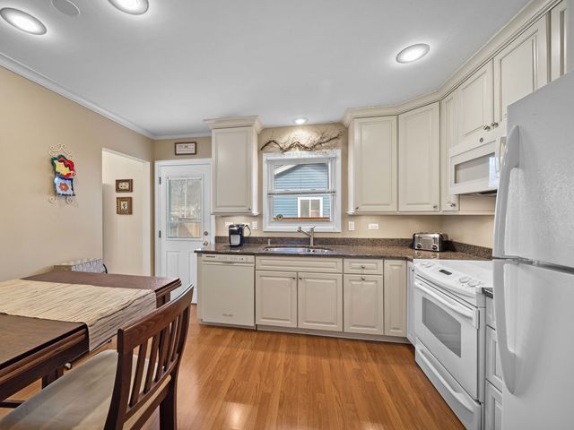 925 N Pecos Avenue, Mount Prospect, IL 60056