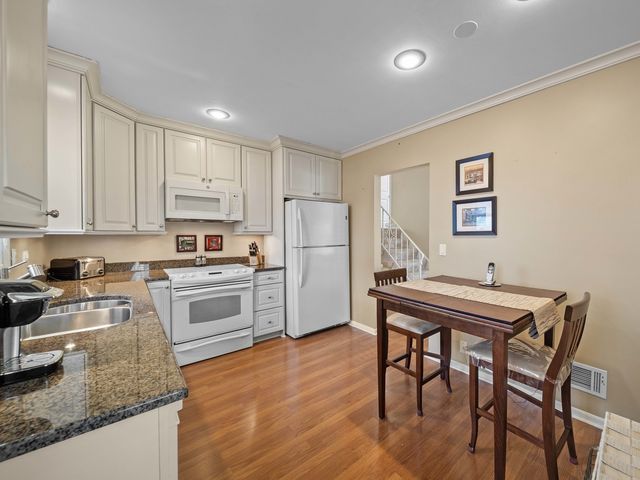 925 N Pecos Avenue, Mount Prospect, IL 60056