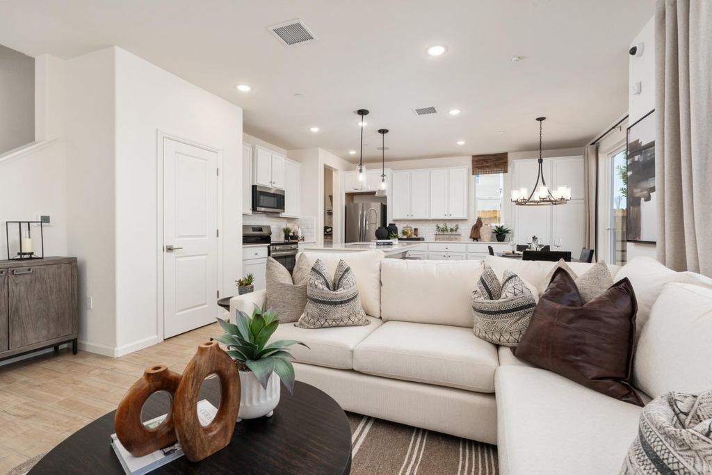 Image 6 of property listing at 2105 N Wagon Lane, Clovis, CA 93619