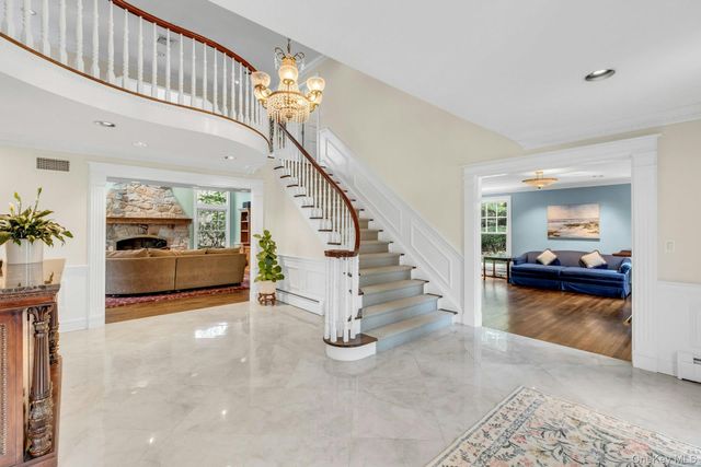 10 Redmond Lane, Oyster Bay, NY 11771