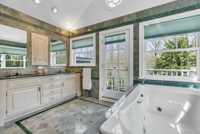 10 Redmond Lane, Oyster Bay, NY 11771