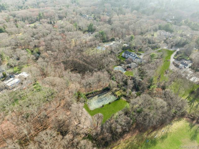10 Redmond Lane, Oyster Bay, NY 11771