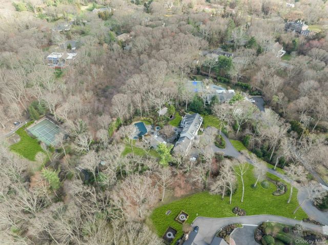 10 Redmond Lane, Oyster Bay, NY 11771