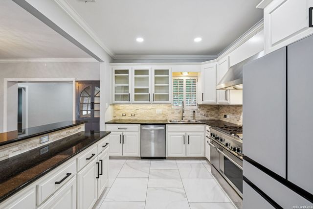 102 NACOGDOCHES RD, Alamo Heights, TX 78209