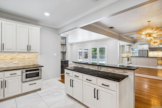 102 NACOGDOCHES RD, Alamo Heights, TX 78209