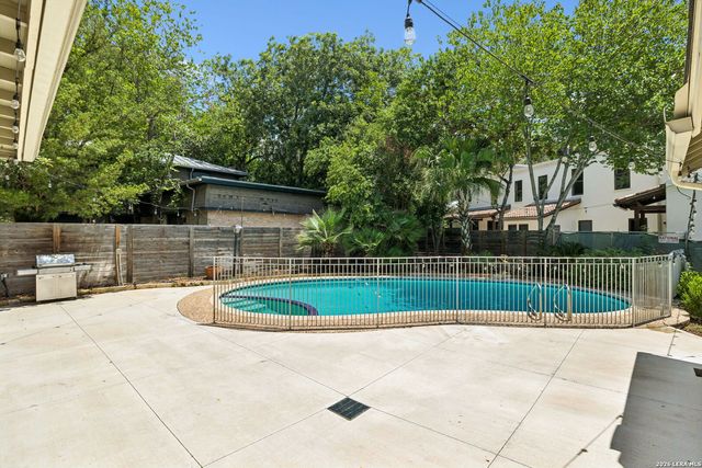 102 NACOGDOCHES RD, Alamo Heights, TX 78209