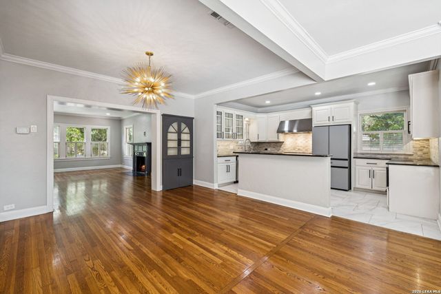 102 NACOGDOCHES RD, Alamo Heights, TX 78209