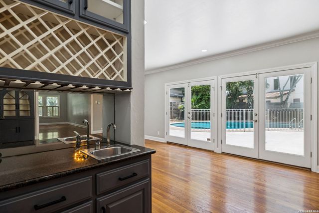 102 NACOGDOCHES RD, Alamo Heights, TX 78209