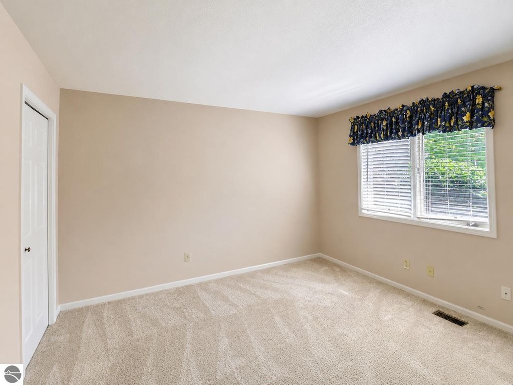 Image 4 of property listing at 1824 Orchard Drive, Mt Pleasant, MI 48858